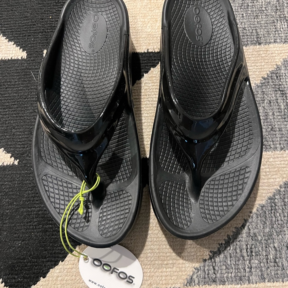 OOFOS Black Women's Flip Sandals NWT